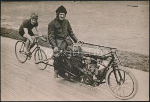 1913 Paul Nettelbeck kerékpáros rekorder. Korabeli sajtófotó, hozzátűzött szöveggel / 1913 Paul Nettelbeck (1889-1963) cyclist record braker Press photo with text attached to it. 16x12 cm