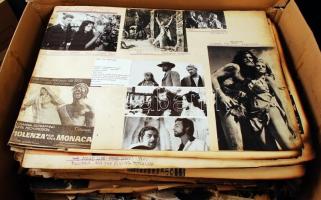 Világ-filmtörténeti gyűjtemény: filmfotók, filmplakátok, újságkivágások, fotók, szinészképek, jelene...