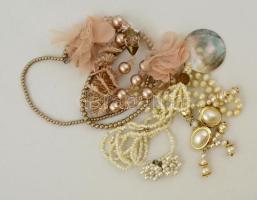 Bizsu tétel: 2 pár klipsz, 3 nyaklánc, stb.