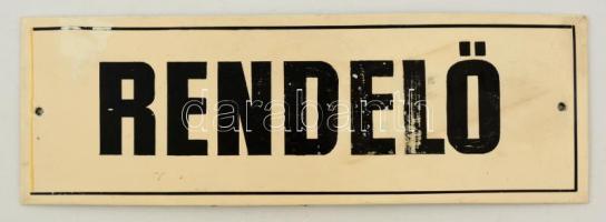 "Rendelő" feliratú fém zománctábla, kopásnyomokkal, 10,5×30,5 cm