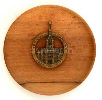 "100 éves Kaposvár 1873-1973" feliratú fa dísztányér bronz rátéttel, d: 17,5 cm