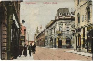 Nagyvárad, Oradea; Rákóczi út, belvárosi takarékpénztár, Tarsoly és Risztó, Wurst József üzletei, Sipos József kiadása / street, savings bank, shops (ázott sarok / wet corner)