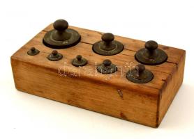 Régi súlykészlet, eredeti fa tartójában, 8 db (5g-200g), 12×6 cm