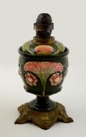 Szecessziós petróleumlámpa, festett fajansz, ráz lábakkal, búra nélkül, m:27 cm
