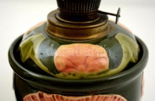 Szecessziós petróleumlámpa, festett fajansz, ráz lábakkal, búra nélkül, m:27 cm