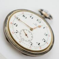 Omega ezüst (Ag.) zsebóra, sérült előlappal, jelzett, nem működik, bruttó 79,2 g