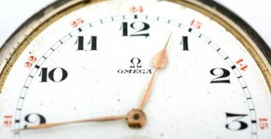 Omega ezüst (Ag.) zsebóra, sérült előlappal, jelzett, nem működik, bruttó 79,2 g