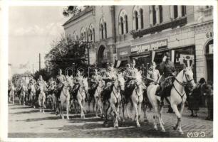 1940 Dés, Dej; Bevonulás, Josif Fülöp üzlete háttérben / entry of the Hungarian troops "1940 Dés Visszatért" So. Stpl