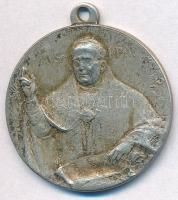 Vatikán 1925. "XI. Pius pápa / Róma jubileumi éve" fém emlékérem füllel (26,5mm). Szign.: CML(?) T:2 Vatican 1925. "Pope Pius XI / Jubilee of Rome" metal medallion with ear (26,5mm). Sign.: CML(?) C:XF