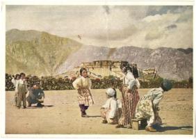 60 db MODERN vegyes témájú képeslap, motívumlapok (állat-, folklór- és üdvözlőlapok), magyar és külföldi városképes lapok / 60 MODERN mixed themed postcards, motive cards (animals, greeting cards, folklore), Hungarian and Worldwide town-view postcards