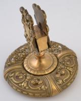 Antik gazdagon díszített réz gyufatartó, jelzett (Magyar Fém és Lámpagyár Rt.), valamint egykori MÁV tulajdonra utaló jelzéssel, m: 11 cm.