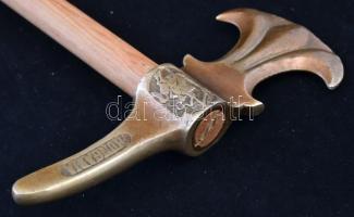 "Hungaria / Jamboree 1933" feliratú rézfejű cserkész fokos, új nyéllel, m: 79,5 cm