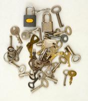 Minikulcsok (34 db), mini lakat (2db) egyik kulcs nélkül