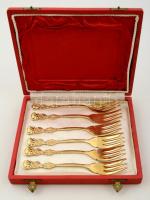 6 db aranyszínű süteményes villa, saját tartójában + 1 db aranyszínű tortalapát, h: 20,5 cm