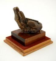 Jelzés nélkül: Szocialista Újpestért. Bronz, fa talapzaton, m:10 cm