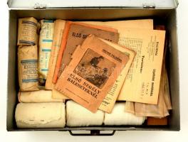 cca 1940 Légoltalmi mentőtáska. Nagyalakú fém bőrönd, benne kötszerekkel, és nyomtatványokkal 30x40 ...