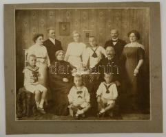 cca 1900-1910 Gazdag polgári család fotója, kartonra kasírozva, 23x28 cm