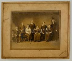 cca 1910-1920 Gazdag polgári család fotója, kartonra kasírozva, 24x19 cm