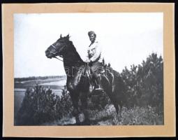 cca 1930-1940 Lovas huszár, fotó, későbbi nagyítás, kartonra ragasztva, 29×39 cm