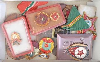 Kis doboznyi vegyes magyar és külföldi jelvény, kitűző, díjérem tétel T:vegyes