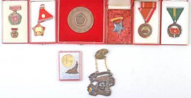 Kis doboznyi vegyes magyar és külföldi jelvény, kitűző, díjérem tétel T:vegyes