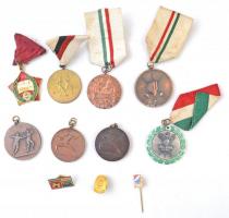 Kis doboznyi vegyes magyar és külföldi jelvény, kitűző, díjérem tétel T:vegyes