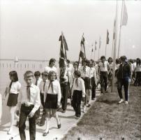 cca 1965 Sinka Antal (?-?), az Agrokomplex egykori fotósának 6 db vintage negatívja a Velencei-tó sport eseményéről, 6x6 cm