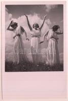 cca 1941 Dr. Csörgeő Tibor (1896-1968): Öröm és bánat, vintage fotó Szentpál Olga hagyatékából, a kép hátoldalán levő pecsét a kép kidolgozását végző laborra utal, a képhez mellékelt fénymásolat viszont a szerző kilétére, sarkán kis hibával, 14x9 cm