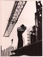 cca 1970 Szeged, Gyenes Kálmán: Házépítés, feliratozott vintage fotóművészeti alkotás, 24x18 cm