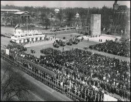 cca 1960-1970 Budapesti életképek, 13 db vintage fotó, 18x16 cm és 24x18 cm között