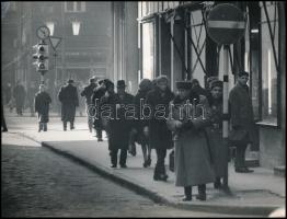 cca 1960-1970 Budapesti életképek, 13 db vintage fotó, 18x16 cm és 24x18 cm között