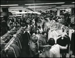 cca 1960-1970 Budapesti életképek, 13 db vintage fotó, 18x16 cm és 24x18 cm között