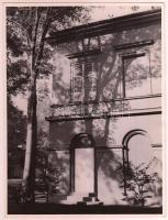 cca 1940-1960 Budapesti városképek, épületfotók, 13 db fénykép (7 vintage, 5 későbbi nagyítás), 10x20 c, és 18x24 cm között i méretekben