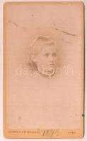 1872 Verebélyi Marzsó Anna (később dömsödi Hajós Józsefné) feliratozott, vizitkártya méretű fényképe, Goldstein és Szerdahelyi budai műterméből, 10x6 cm