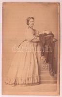 cca 1862 Verebélyi Marzsó Lajosné - született kézdiszentléleki Kozma Etelka - feliratozott, vizitkártya méretű fényképe, Canzi és Heller pesti műterméből, 10x6 cm