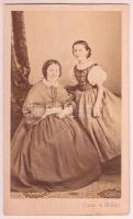 cca 1864 Hüberné (született Halbauer Katalin) és leánya Fáni, aki később Löhnigné, Canzi és Heller pesti fényképészeti műterméből, 10,5x6 cm