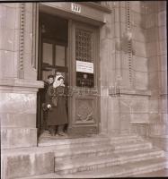 cca 1960 Budapest, Országgyűlési Könyvtár, 13 db szabadon felhasználható vintage negatív Kotnyek Antal (1921-1990) fotóriporter hagyatékából, 6x6 cm