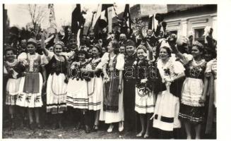 1938 Fülek, Filakovo; bevonulás, ünneplő tömeg, hölgyek népviseletben, magyar katonák / entry of the Hungarian troops, celebrating masses, ladies in traditional dress, Hungarian soldiers (EK)