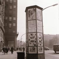 1969 Budapest, a Fővárosi Moziüzemi Vállalat hirdető oszlopai, plakáthelyei, kirakatai, ahol az új filmeket hirdették, 13 db szabadon felhasználható, vintage negatív, 6x6 cm