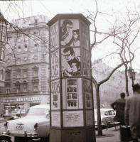 1969 Budapest, a Fővárosi Moziüzemi Vállalat hirdető oszlopai, plakáthelyei, kirakatai, ahol az új f...