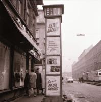 1969 Budapest, a Fővárosi Moziüzemi Vállalat hirdető oszlopai, plakáthelyei, kirakatai, ahol az új f...