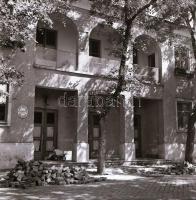 cca 1968 Kecskeméti városképek, épületfotók, 13 db szabadon felhasználható vintage negatív, 6x6 cm