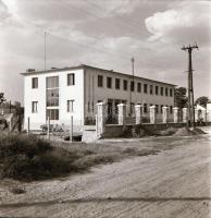 cca 1968 Kecskeméti városképek, épületfotók, 13 db szabadon felhasználható vintage negatív, 6x6 cm