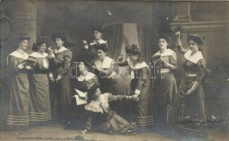 3 db RÉGI megíratlan színházi jelenetet ábrázoló fotó képeslap / 3 pre-1945 unused motive postcards;...