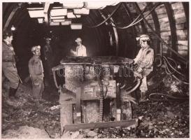 1985 Márkushegy, szénbányászok, vintage fotó, 17x23 cm