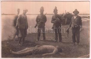 1935 Kalocsa, Csendőrök helyszínelnek egy vízi balesetnél, 1 db vintage fotó + 1 db gyászjelentés, amely ismerteti az esetet, 9x13,5 cm