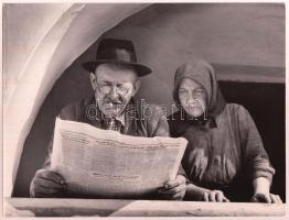 1955 Vincze János (1922-1998): Vasárnapi hírek, aláírt vintage fotóművészeti alkotás, 18x24 cm