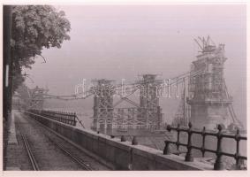 cca 1949 Budapest, a Lánchíd újjáépítése, Kotnyek Antal (1921-1990) fotóriporter hagyatékában őrzött 4 db vintage negatív mai nagyítása, 18x25 cm