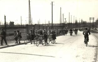 1944 Győr, második világháborús riadó, hölgyek kerékpárral az úton, WWII, Dobos Vilmos photo (non PC)