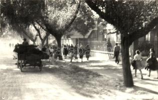 1944 Győr, második világháborús riadó, menekülés a városból, WWII, Dobos Vilmos photo (non PC) (lyukak / holes)